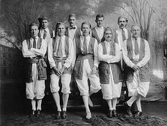 yale-1910-wiffenpoofs.jpg